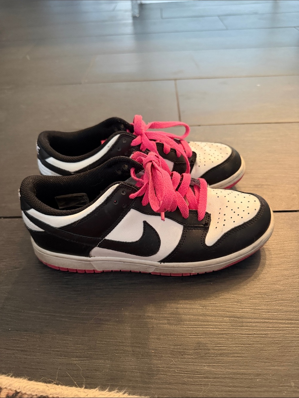 Nike SB Dunk LOW Kids Black and White Low-Top Sneakers with hot Pink Laces